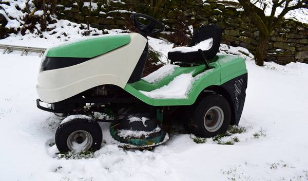 Comment préparer un tracteur tondeuse pour l'hivernage ?