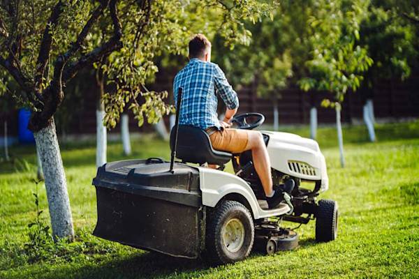 Tondeuse bien réglée, jardinier satisfait 