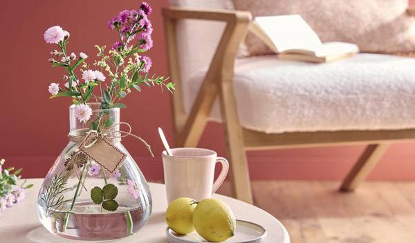 Décorer un vase de fleurs séchées pour sa maitresse