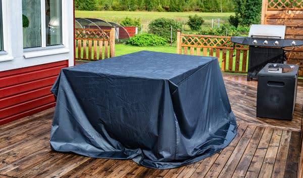 Quelle taille de housse choisir pour votre table de jardin ?