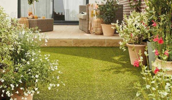 Comment poser un gazon synthétique sur une terrasse en béton ?
