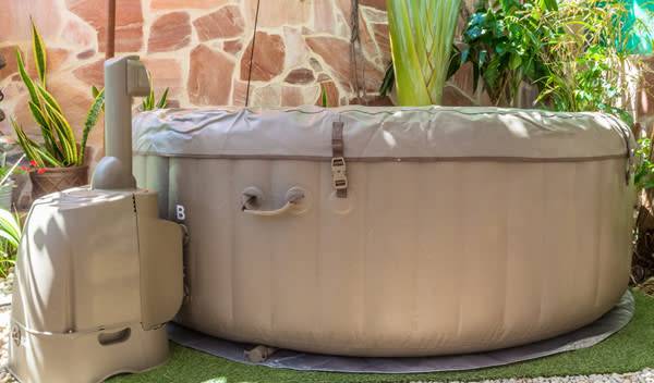 Installé dans un cocon à l’abri des regards, le spa gonflable comme objet de détente - © Okrasiuk - stock.adobe.com