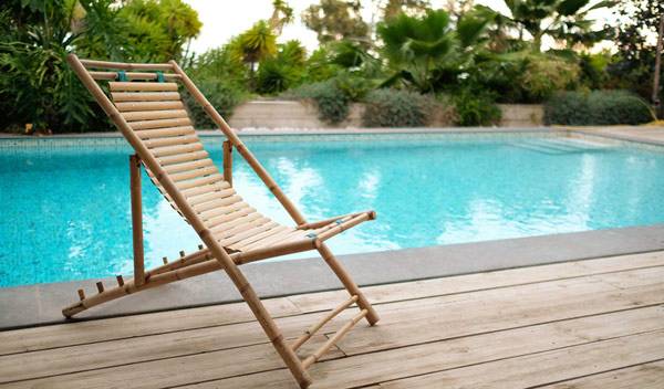 Nettoyer régulièrement son fauteuil de jardin en bambou permettra de conserver son esthétique naturalité intacte - © Marcos - stock.adobe.com