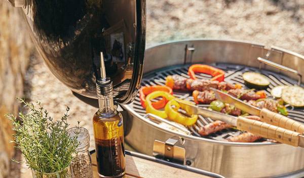 La cuisson au barbecue avec couvercle vous permettra, assez simplement, d'obtenir des mets plus sains, plus gouteux, impeccablement cuits - © StudioEVO