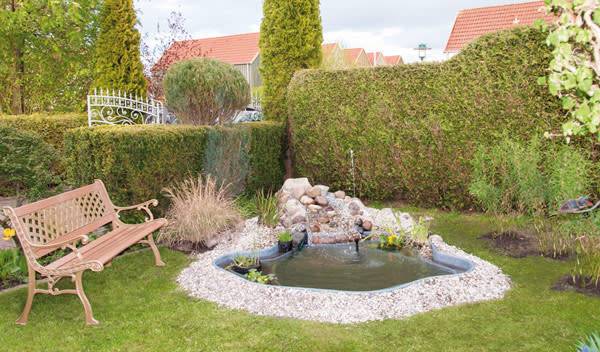 Les bassins préformés de la marque OASE proposent des tailles et des formes diverses pour s'adapter à tous les jardins - © Oase