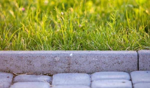 Comment poser une bordure de jardin en béton ?