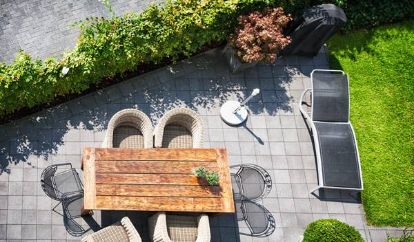 Pavés de béton ou dalles en pierre naturelle, bois ou grès cérame, le nettoyage de vos dalles de terrasse dépendra fortement du matériau choisi - © Irina Drazowa-Fischer - stock.adobe.com