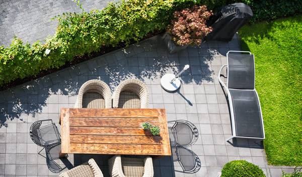 Pavés de béton ou dalles en pierre naturelle, bois ou grès cérame, le nettoyage de vos dalles de terrasse dépendra fortement du matériau choisi - © Irina Drazowa-Fischer - stock.adobe.com