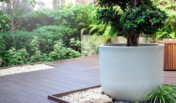 Installé au cœur d'une terrasse, le gros pot de fleur est autant contenant qu'objet décoratif participant pleinement de la décoration - © Tete Escape - stock.adobe.com