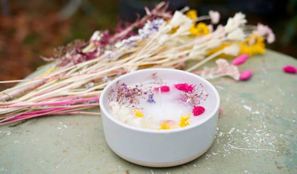 Réaliser des bougies avec des fleurs séchées