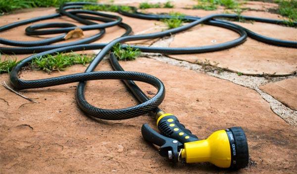 Quel tuyau d'arrosage choisir : le guide comparatif