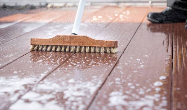 Comment bien nettoyer une terrasse en bois ?