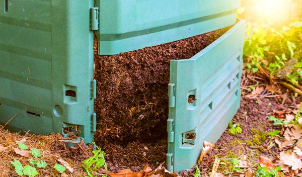 Collecter un compost fait maison pour amender le jardin - © Alex Q - stock.adobe.com 