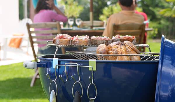Jeu de grilles, pince, fourchette, spatule et autres accessoires indispensable pour sublimer votre expérience barbecue - © Pascal Piot - stock.adobe.com