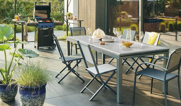 Protéger votre table de jardin en aluminium 'Délice' ECLOZ sera chose relativement aisée, l'un des avantages de ce matériau - © StudioEVO