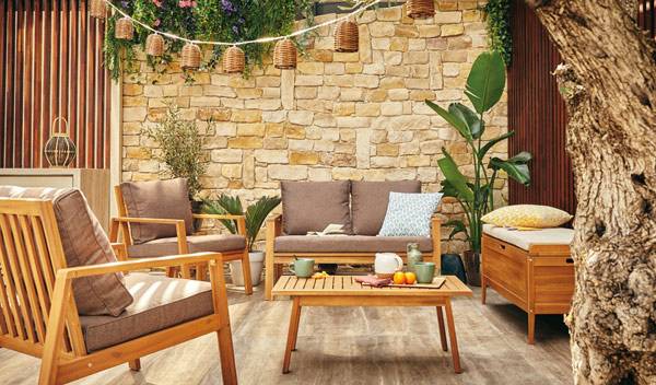 Pour la détente en solo, en famille ou entre amis, le salon de jardin bas en bois Malice ECLOZ d'une capacité de 4 places - © StudioEVO