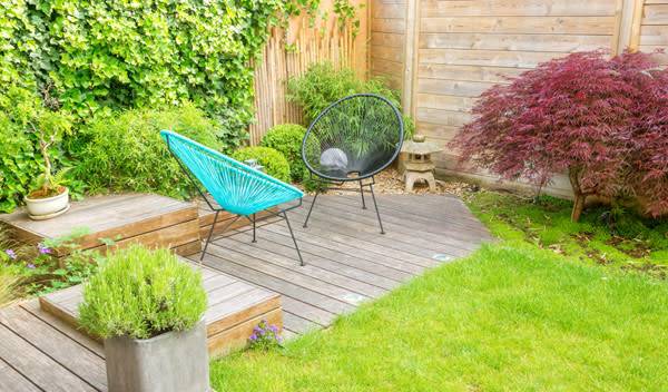 Bardage, canisses, végétaux, de nombreuses possibilités s'offrent à vous pour l'habillage des murs extérieurs de votre terrasse - © Delphine Poggianti - stock.adobe.com