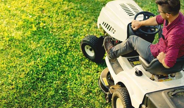 Comment bien choisir son tracteur tondeuse