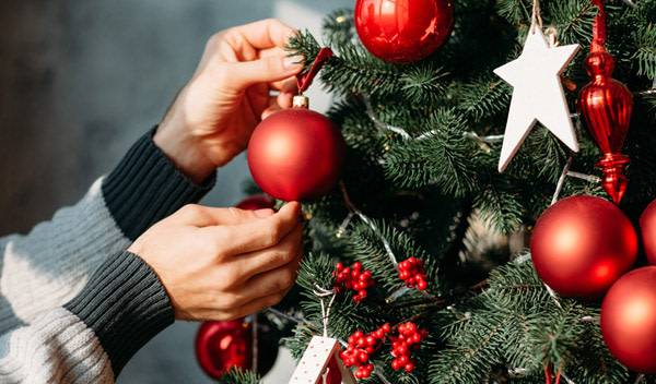Comment bien décorer un sapin de Noël