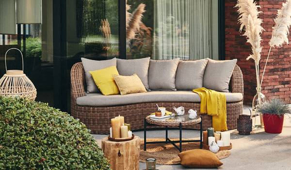 Comment hiverner un salon de jardin ? Mobilier de jardin et accessoires ont un seuil de résistance différent selon le matériau mais tous méritent d'être convenablement protéger pour l'hiver - © StudioEVO