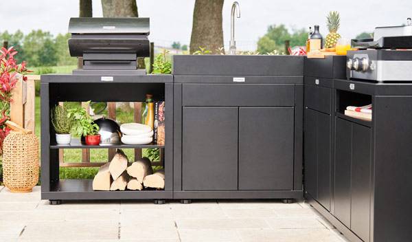 Des appareils de cuisson élégants et performants. Ici, le Barbecue Français tout en rondeur de la collection signature et la plancha allure Duo - © LE MARQUIER  