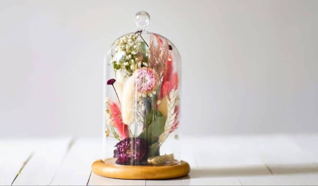 créer une cloche décorée de fleurs séchées