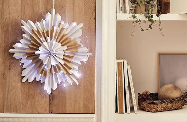 Une fleur de Noël en papier © StudioEVO