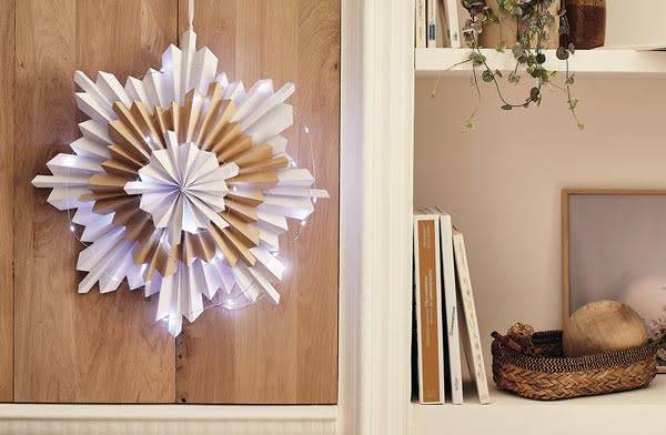 Une fleur de Noël en papier © StudioEVO