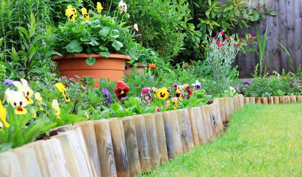 Avant que de vous demander comment poser des bordures de jardin en bois, vous choisirez le modèle qui conviendra le mieux à la situation et à vos goûts esthétiques - © Dean - stock.adobe.com