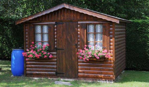 Entretien d'un abri de jardin en bois
