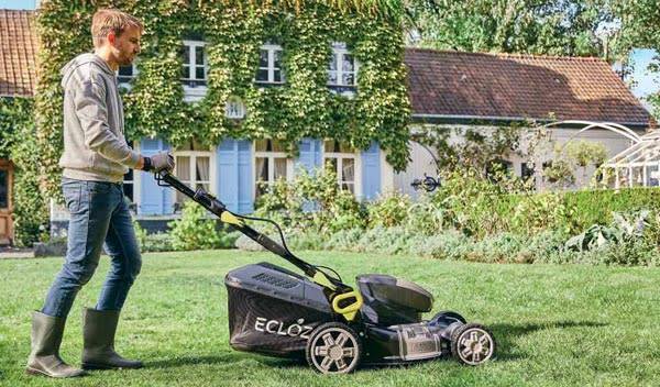 Bien choisir sa tondeuse pour un jardin de 500m²