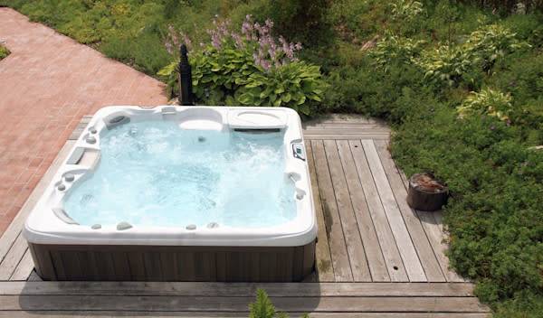 spa sur terrasse bois