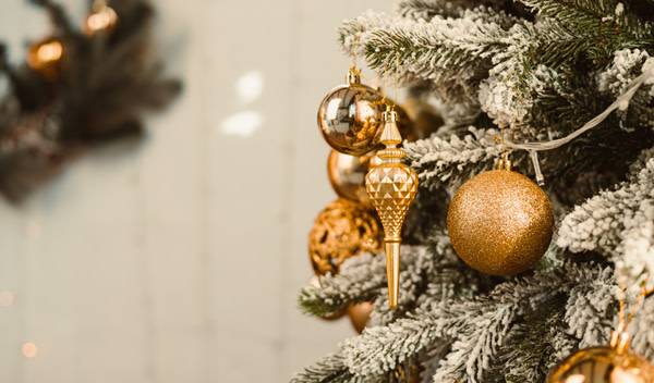 Idées déco pour un sapin de Noël blanc et or