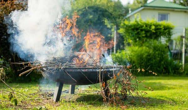 Comment se débarrasser de ses déchets verts sans les brûler ?
