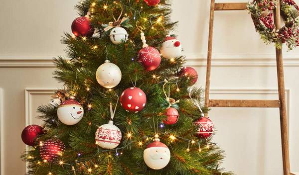 Idées déco pour un sapin de Noël rouge et blanc