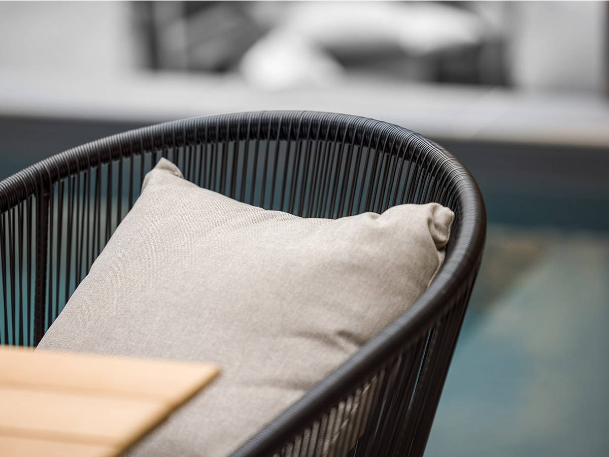 Lot de 2 Fauteuils de jardin en résine tressée structure en alu noir + coussin gris Comores - Jardiline - Imagen 6
