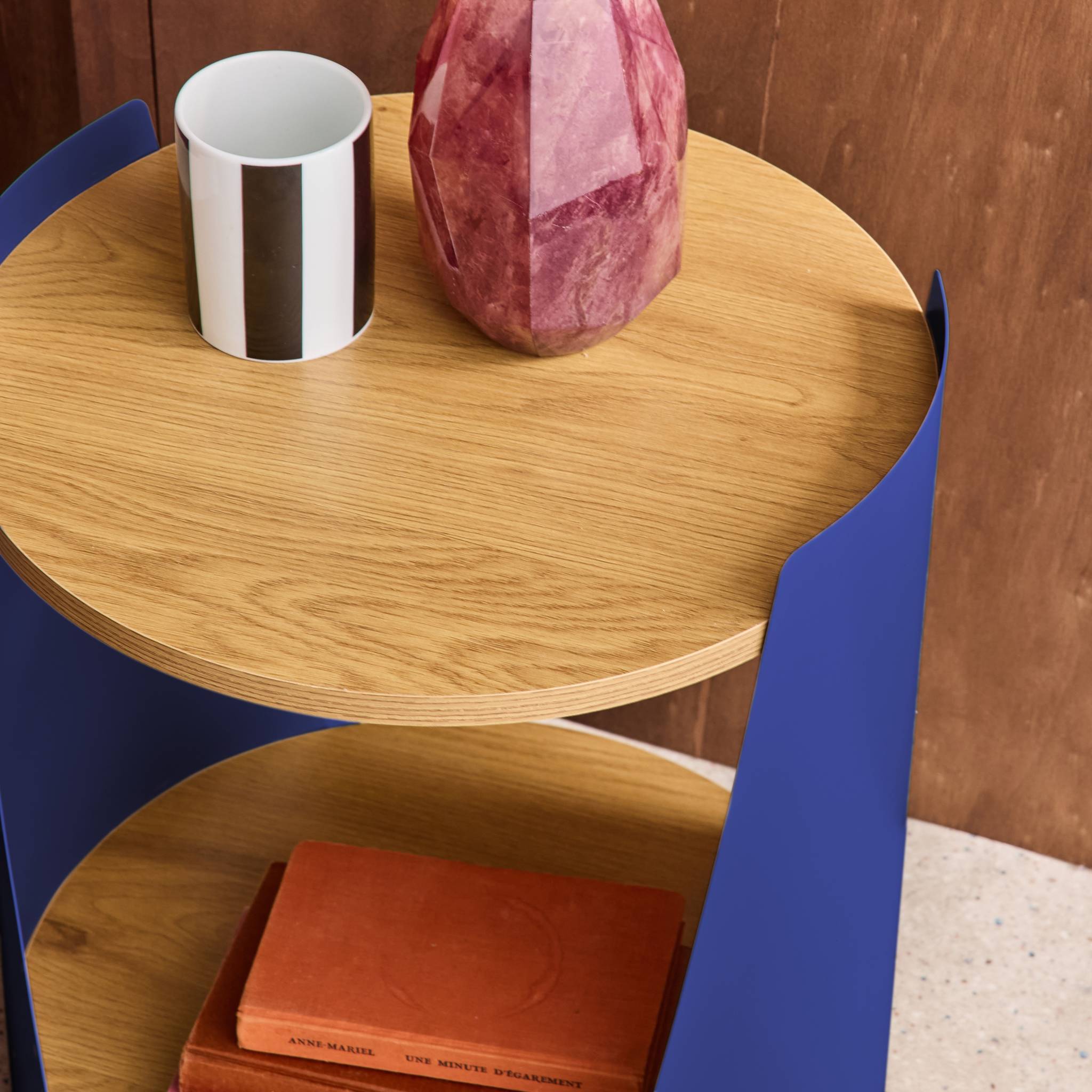 sweeek - Table d'appoint métal courbé et décor bois avec roulettes bleu - Molto | sweeek - Image 3