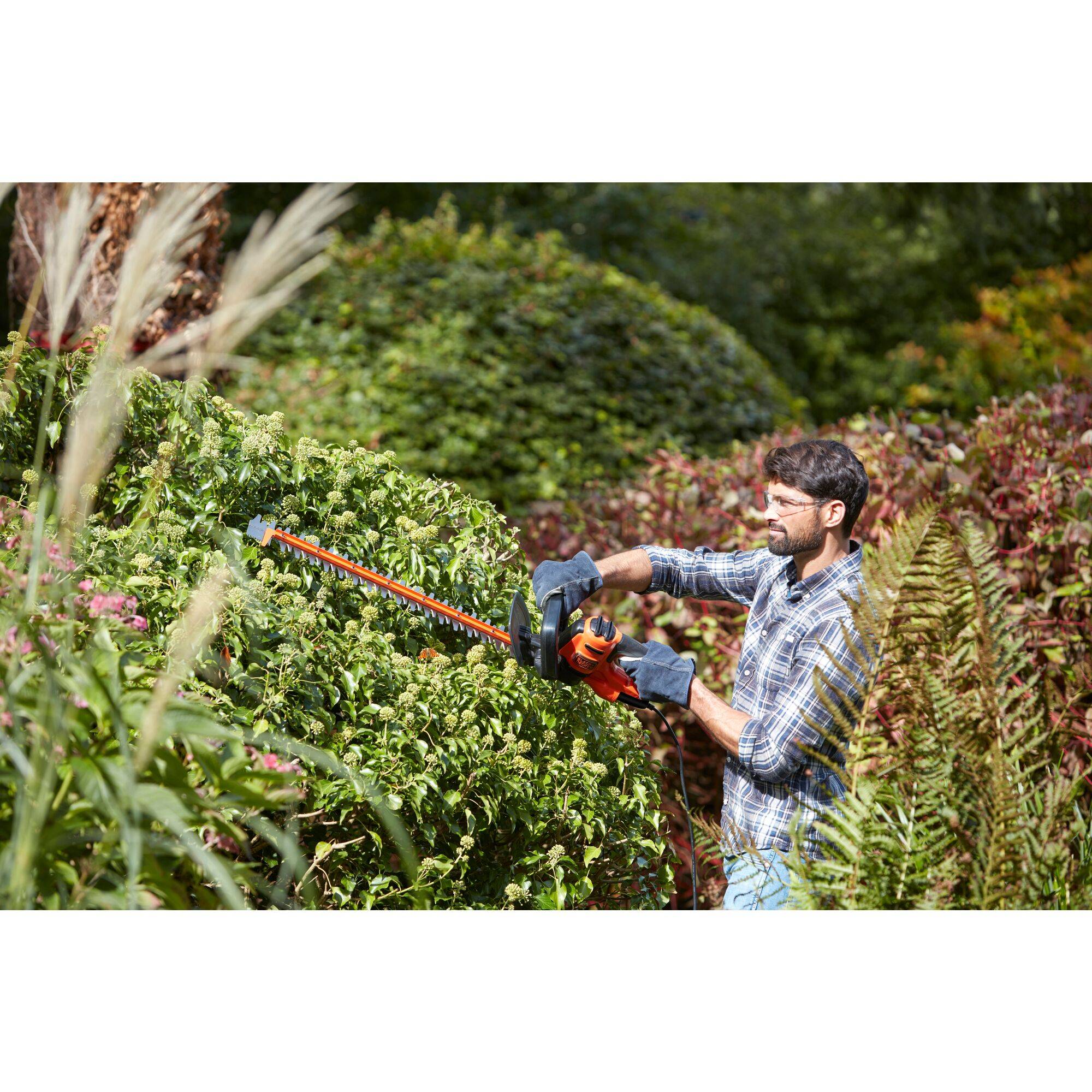 BLACK+DECKER Taille-Haies Filaire 550 W, Taille-Haies Electrique 60 cm avec 2 Poignées et Garde BEHTS451-QS - Imagen 3