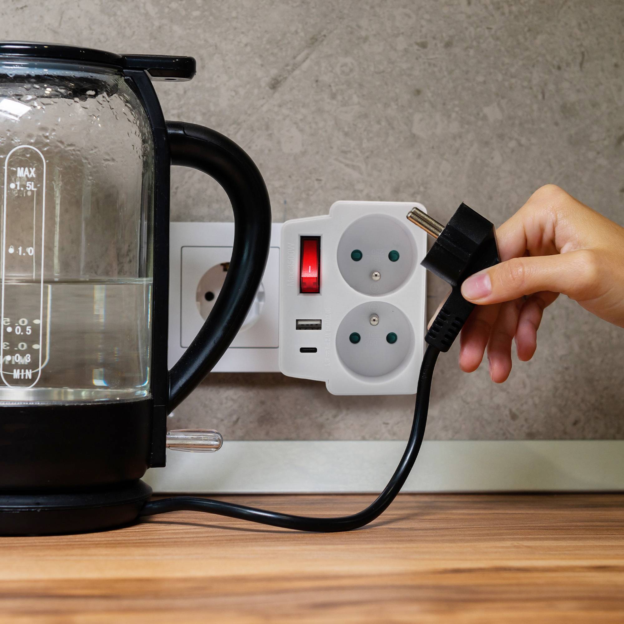 Fishtec - Multiprise murale FISHTEC, 2 prises secteur + 1 USB-A + 1 USB-C, équipée d'un interrupteur pour économie d'énergie, format compact et pratique - Image 2
