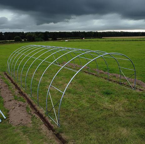 Plastidis - Abri tunnel largeur 8 m pas à 1.50 m - Long 18 m, type 250µ vert/blanc, Façade 1 façade avec filet, Fix. Sol terre bâche enterrée - Imagen 9