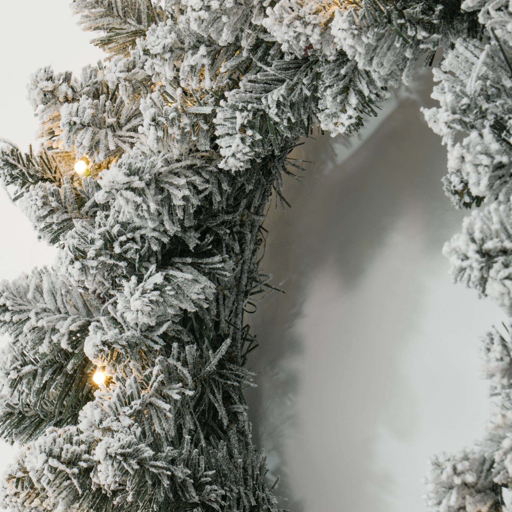 ComfortXL - Couronne de Noël artificielle lumineuse en plastique vert Ø 60 cm pour porte avec 50 LED blanc chaud et minuterie - Image 9