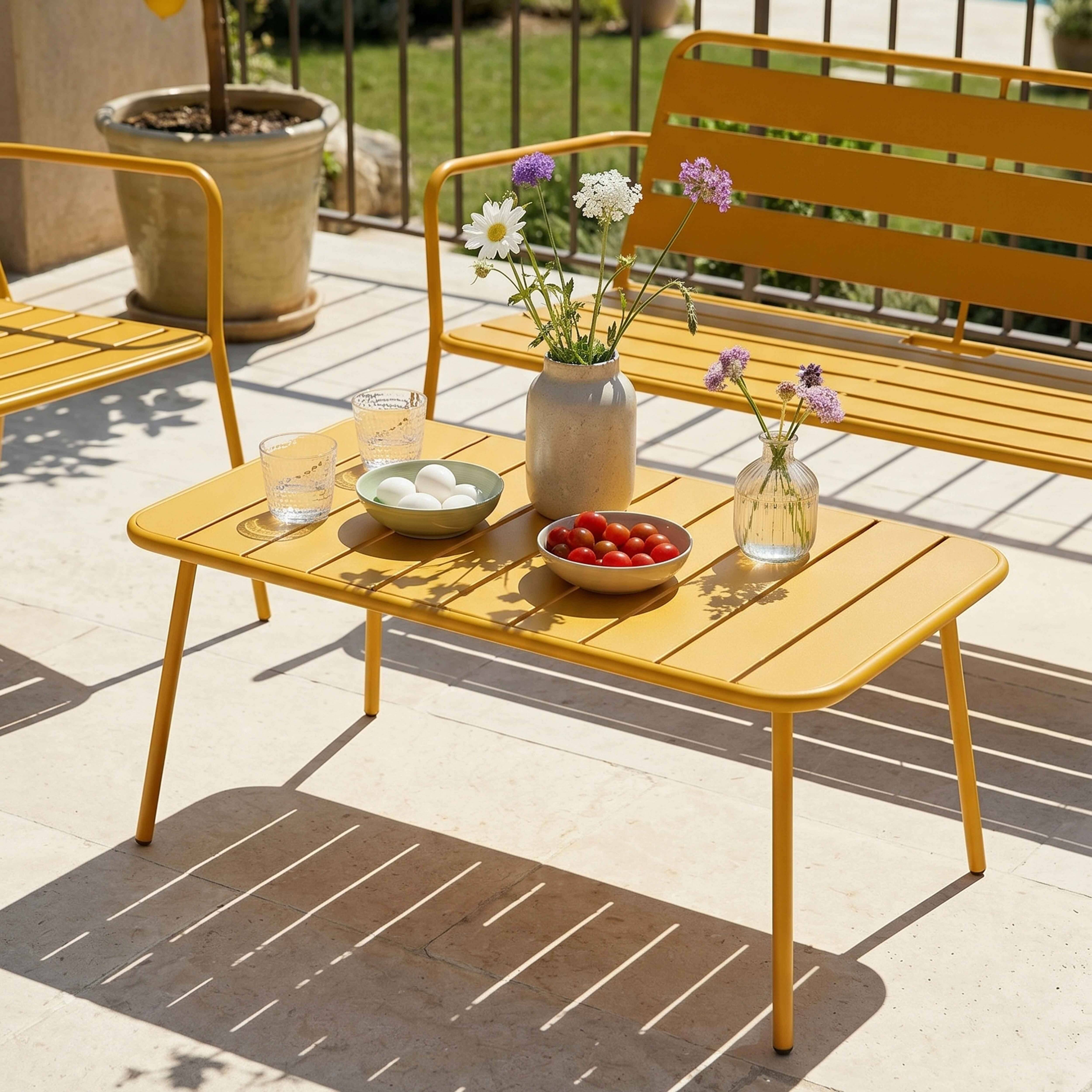 Oviala - Salon de jardin 4 places et 1 table basse en acier jaune Palavas - Oviala - Imagen 3