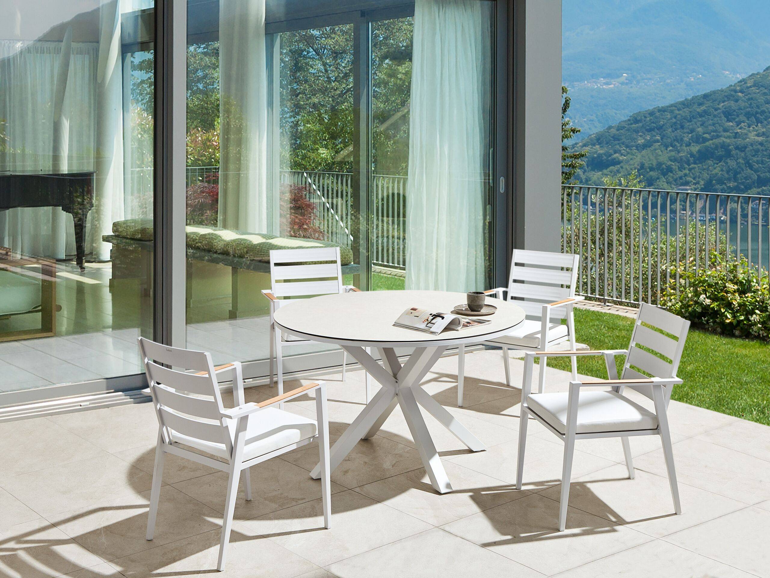 Beliani - Salle à Manger de Jardin Blanc en Aluminium Table Ronde avec 4 Chaises et Coussins Pour Repas Convivial en Extérieur - Imagen 2