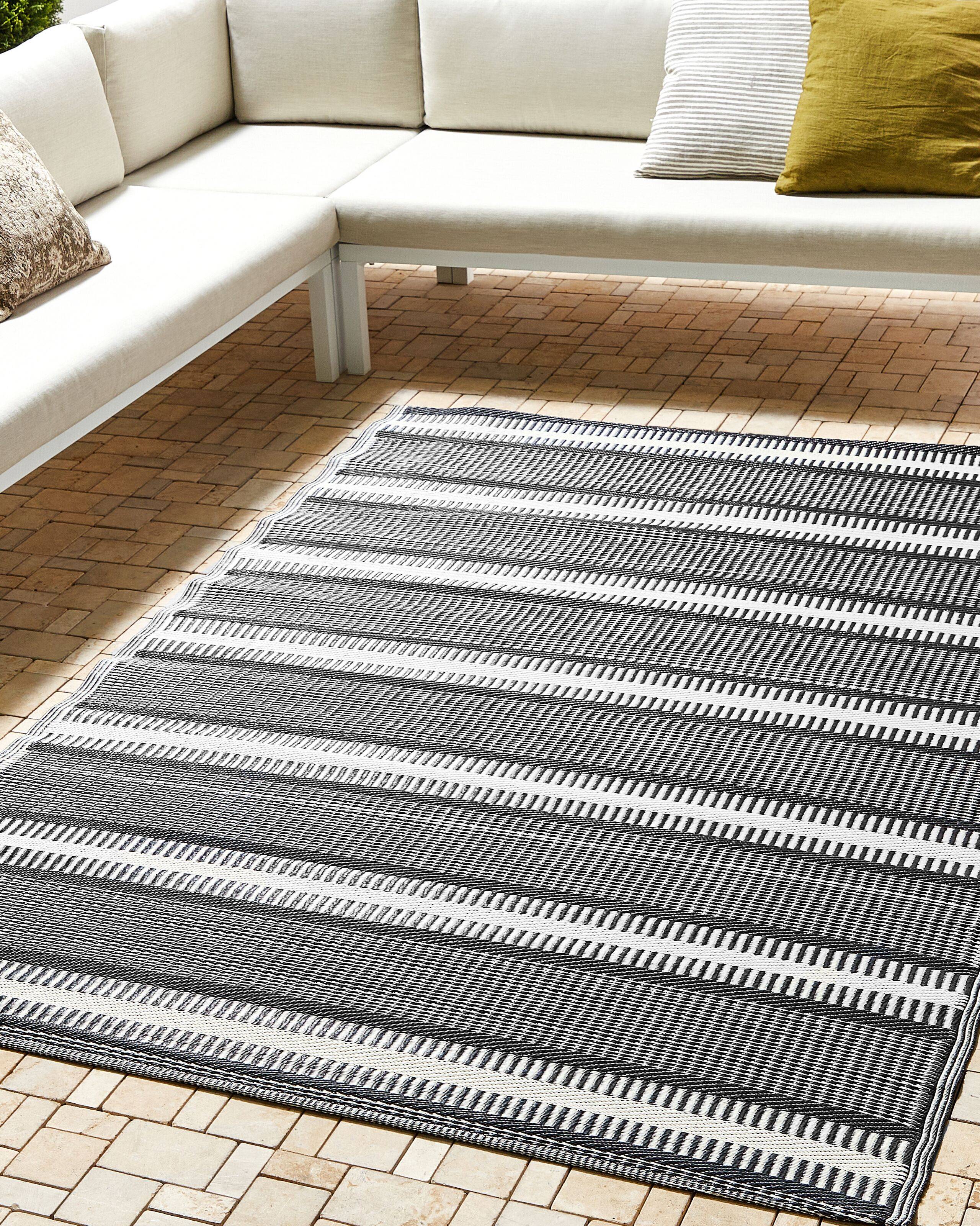 Tapis Extérieur et Intérieur Beige et Noir à Rayures en Polypropylène Recyclé 160 x 230 cm pour Balcon ou Salon Moderne et Boho Beliani - Image 2