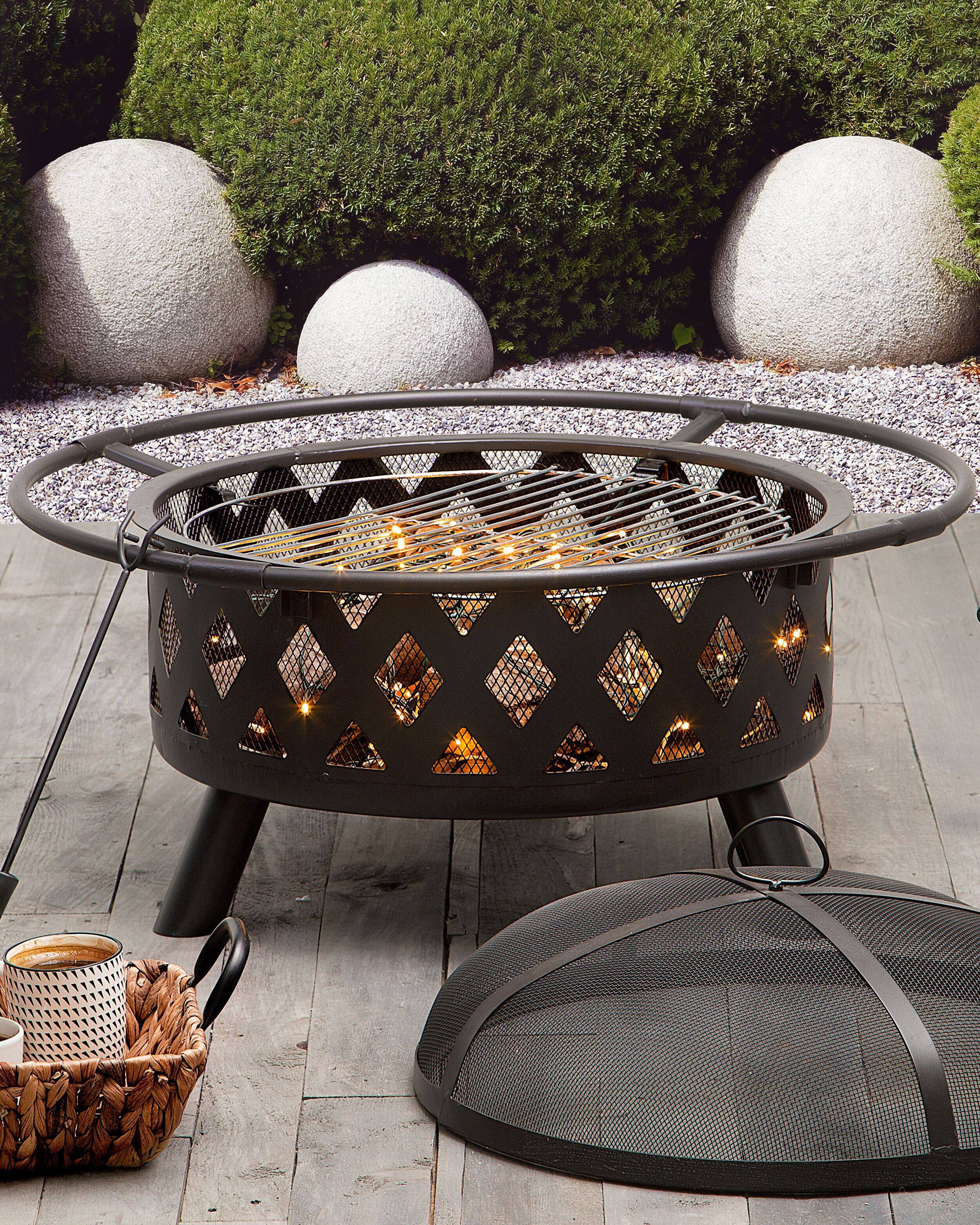 Beliani - Braséro de Jardin Rond en Acier Diamètre 58 cm avec Tisonnier, Porte Bûche et Couverture au Design Traditionnel et Boho Beliani - Imagen 2