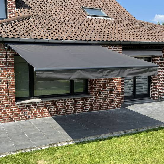 Store banne SAULE 3,5 × 3m avec semi-coffre - Toile anthracite et structure grise - HAPPY GARDEN - Imagen 5