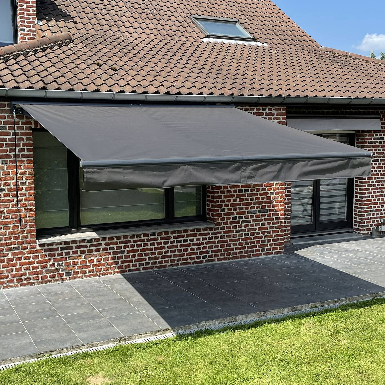 Store banne SAULE 3,5 × 3m avec semi-coffre - Toile anthracite et structure grise - HAPPY GARDEN - Imagen 5