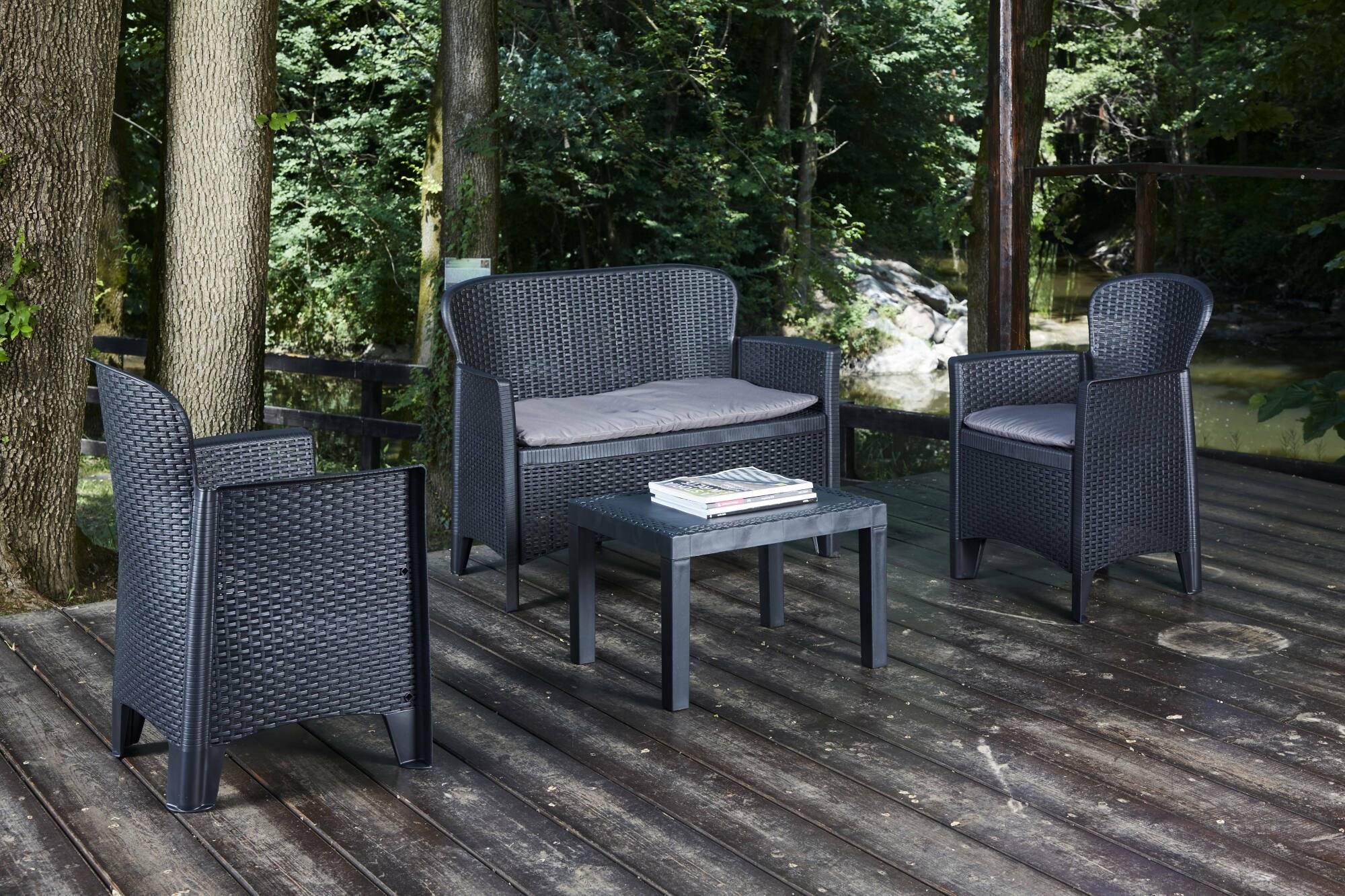 Dmora - Salon d'extérieur Debois, Salon de jardin composé de 2 fauteuils, 1 canapé et 1 table, Coin salon effet rotin avec coussins, Anthracite - Dmora - Imagen 4