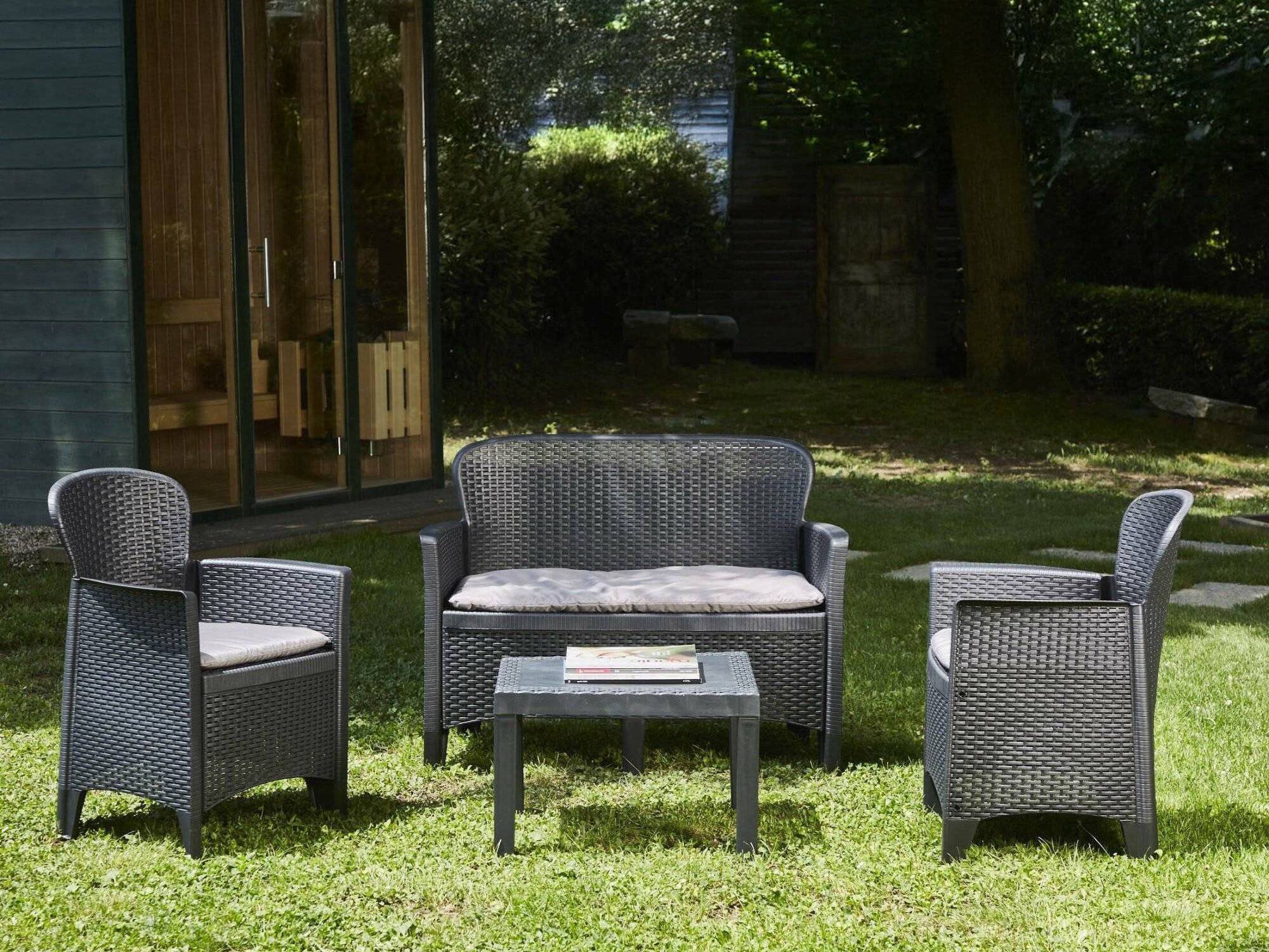 Dmora - Salon d'extérieur Debois, Salon de jardin composé de 2 fauteuils, 1 canapé et 1 table, Coin salon effet rotin avec coussins, Anthracite - Dmora - Imagen 6
