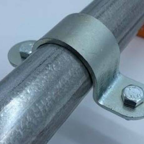 Plastidis - Abri tunnel largeur 3 m pieds droits pas à 1.50 m - Long 12 m, type 250µ vert/blanc, Façade 2 portes simples, Fix. Sol terre bâche - Imagen 3